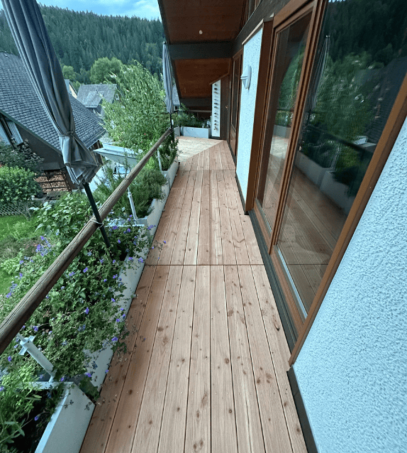 Bodenverleger Freiburg - Balkon mit neuen Bodenbelag aus Freiburg